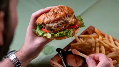 Hamburgerlerde Şok Keşif: Dana Eti Yerine Tek Tırnaklı Hayvan Eti!
