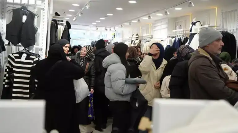 Ucuz Kıyafetler İçin İzdiham!